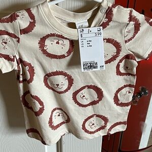 H&M Cream and Brown Short Sleeve Tee with Organic Pattern